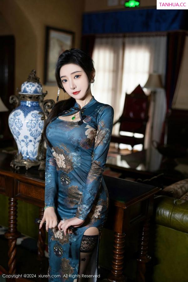 王馨瑶  [XiuRen]高清写真图 2024.04.19 No.8425 王馨瑶yanni 美腿黑丝第18张图片